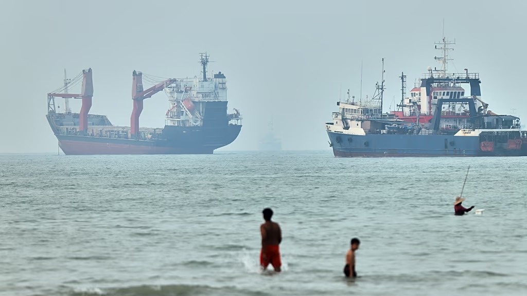 Oil prices plunge as US and Iran pause strikes over Strait of Hormuz
