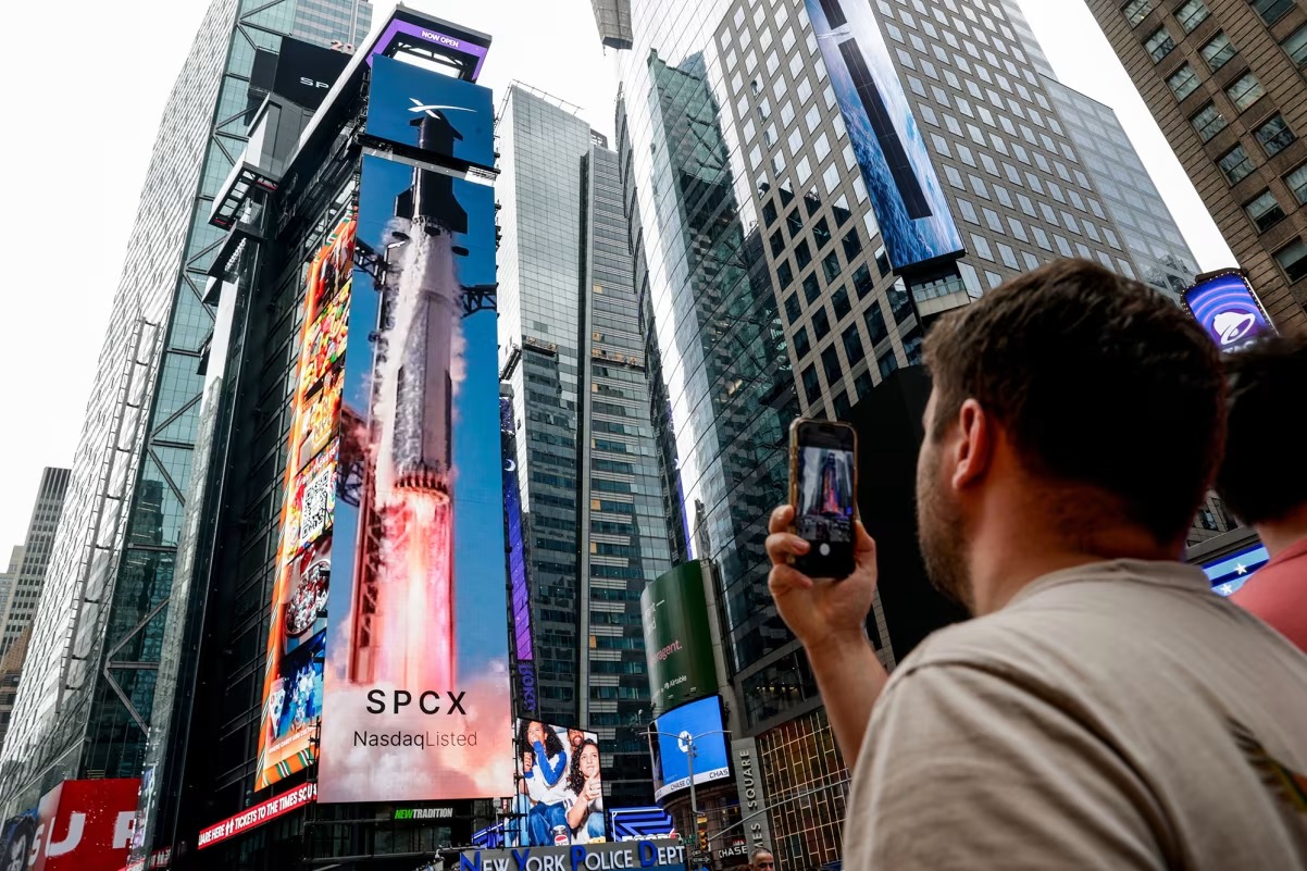 SpaceX revenue jumps 92% but stock tumbles as investors weigh AI spending
